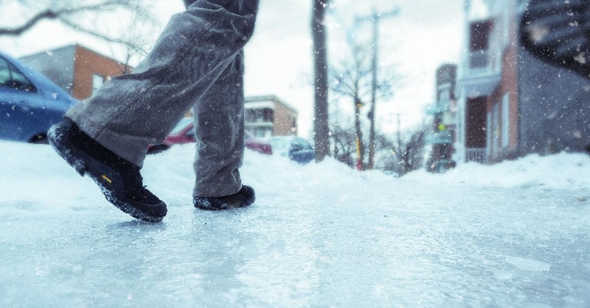 Ei enää liukasteluja liukkailla jalkakäytävillä. Kiinnitä ne kenkiin ja jäähän, niin talvi ei enää koskaan yllätä sinua.