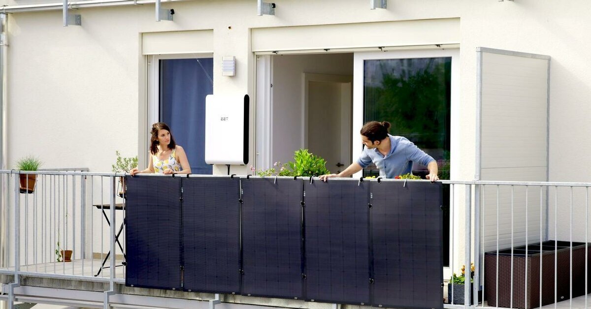 Aurinkopaneelit parvekkeella. Kuinka paljon ne maksavat ja kuinka paljon säästät sähkölaskussa, sekä mitkä velvollisuudet sinulla on tulipalon välttämiseksi.