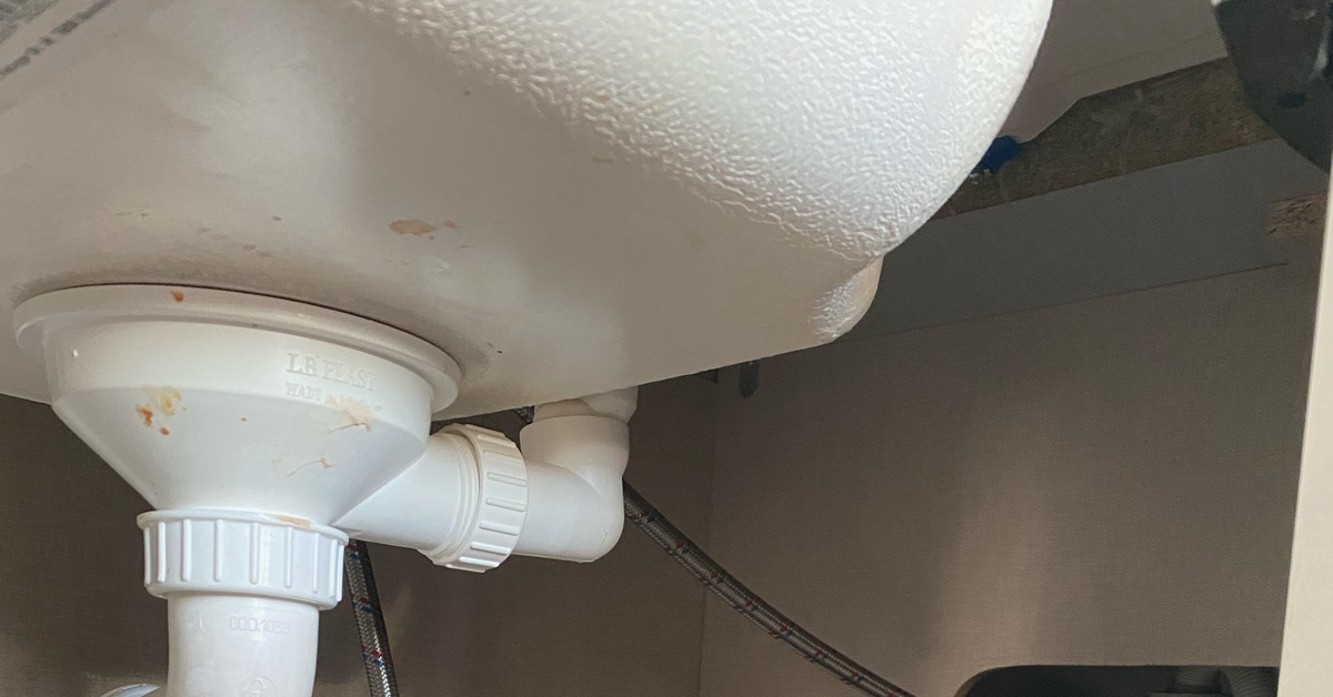 Jopa aloittelija pystyy korjaamaan nopeasti ratkaistavan vuotokohdan pesualtaan alla.