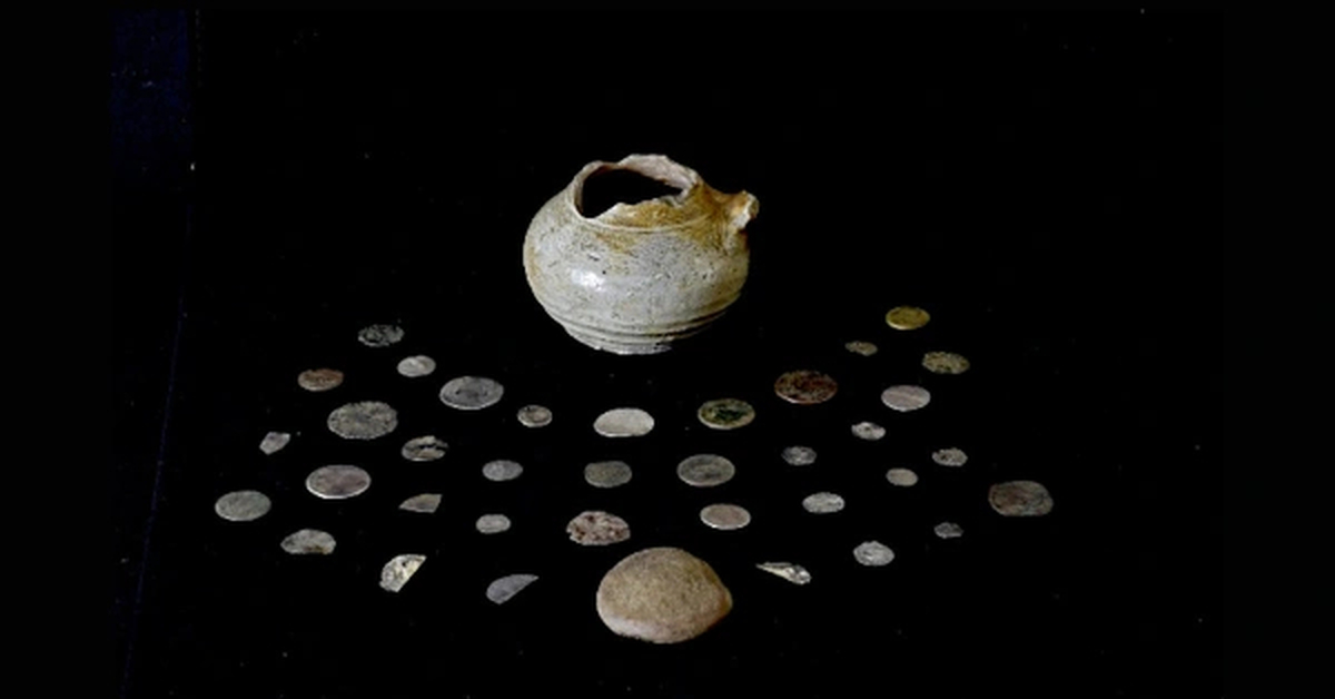 ”Yllättävä löytö”: tuhansia kolikoita oli piilotettu suuriin keraamisiin ruukkuihin.