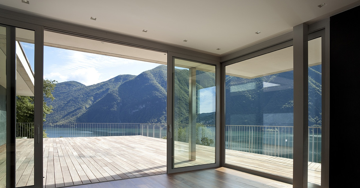 Ristikko-ovia ei enää käytetä talon julkisivussa: trendi, joka korvaa ne turvallisuuden ja tyylin vuoksi