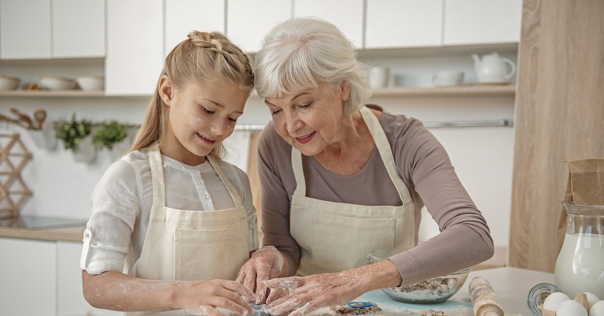 Isoäiti kertoo, kuinka hän noudattaa perinteitä ja ilahduttaa perhettään leivonnalla.