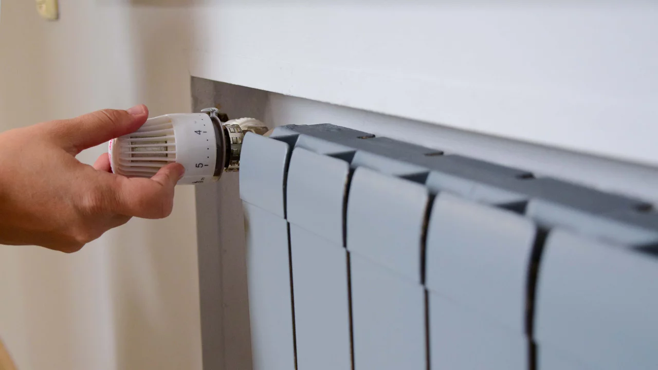 Mikä on parempi: kytkeä lämmitys päälle ja pois päältä vai pitää lämpötila vakiona? Vastaus ikuiseen kysymykseen joka talvi.