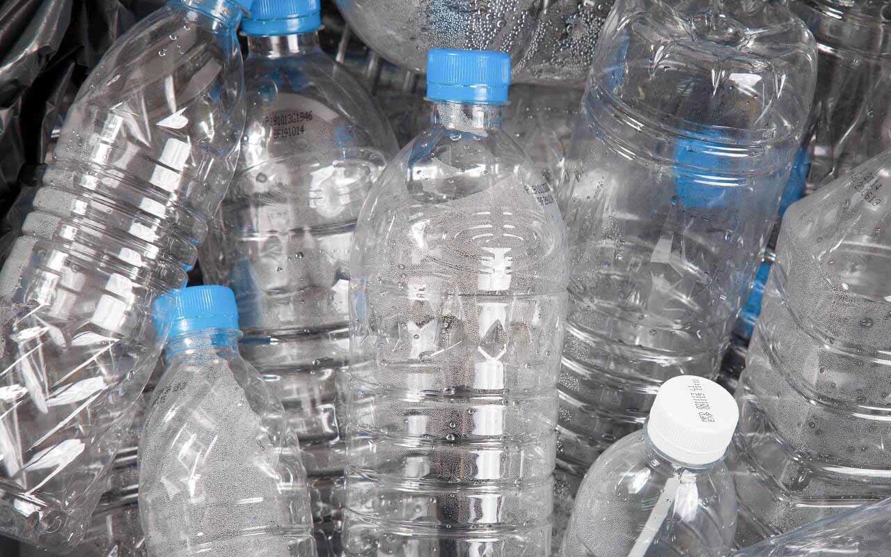 Kierrätys: säilytä muovipullot ja muuta ne ihastuttaviksi joulukoristeiksi.