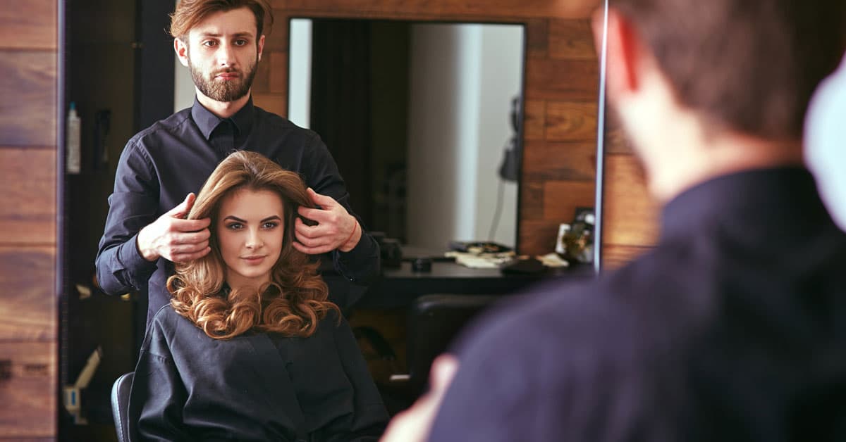 Älä koskaan mene kampaajalle likaisilla hiuksilla: näin se vaikuttaa kampaukseesi, ja kampaajat eivät puhu siitä.
