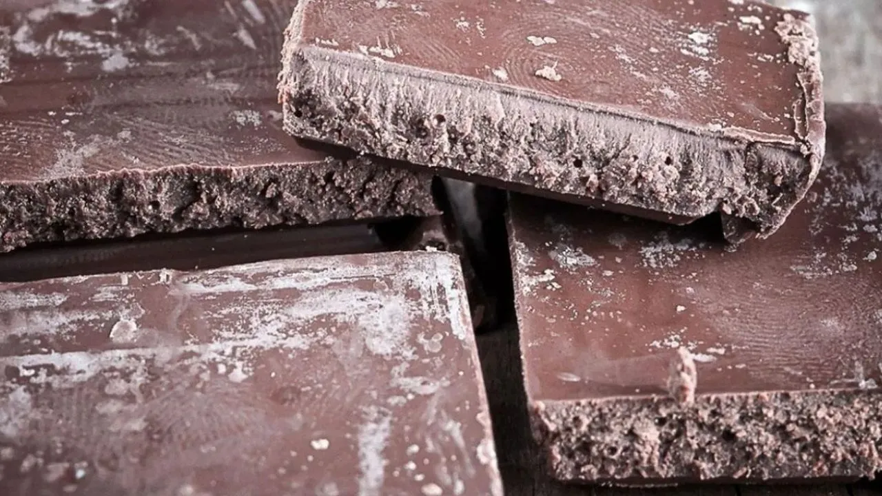 Miksi suklaa valkaisee ja voiko sitä syödä: asiantuntija kertoi kaikki yksityiskohdat