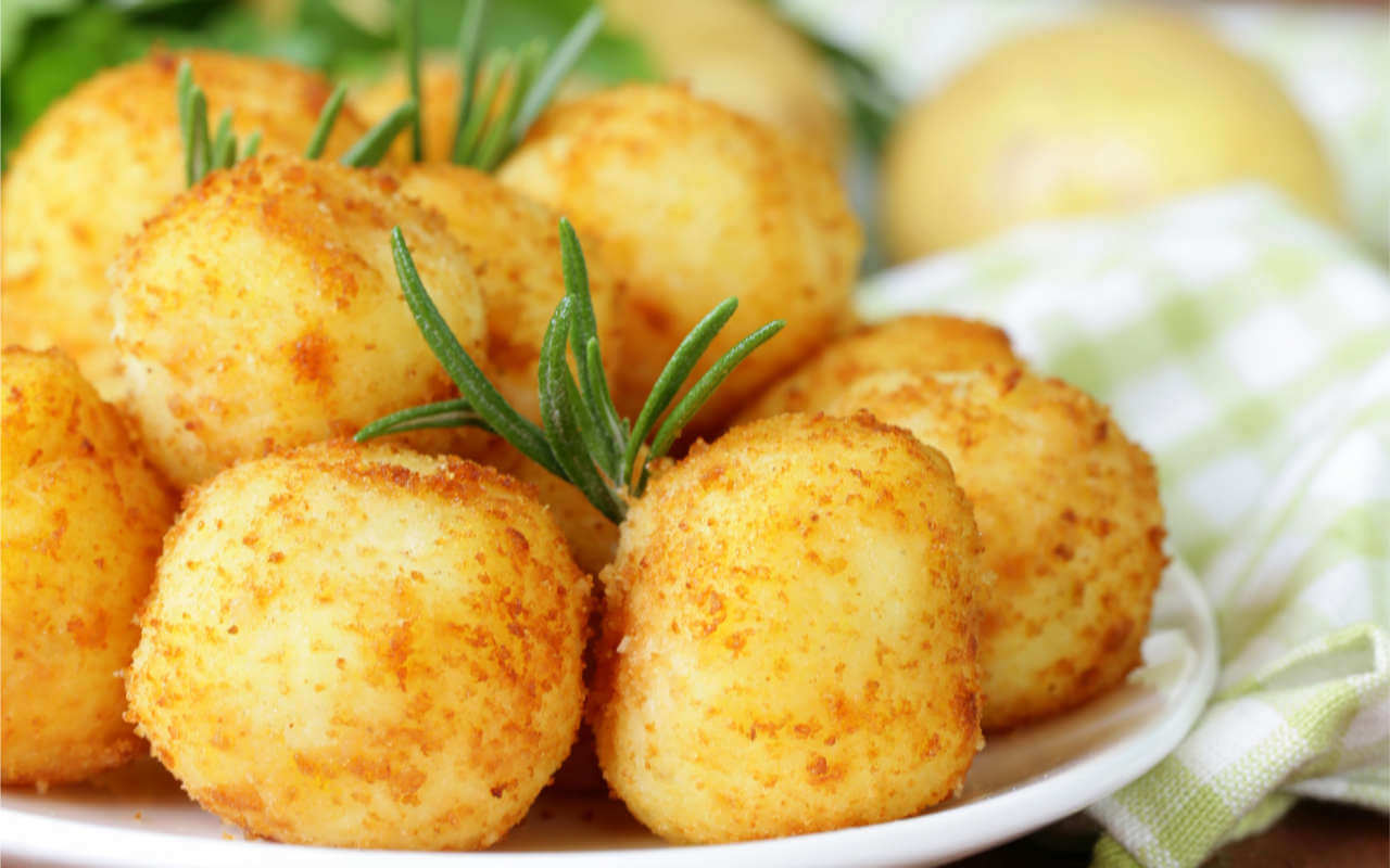 Teen näitä rapeita perunapalloja. Ne ovat maukkaampia kuin pannukakut ja katoavat lautaselta silmänräpäyksessä.