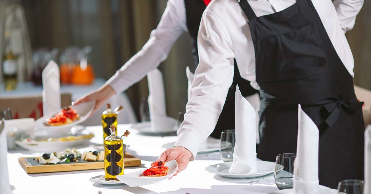 Mitä tarjoilijoiden auttaminen pöydän siivoamisessa tarkoittaa psykologian kannalta?