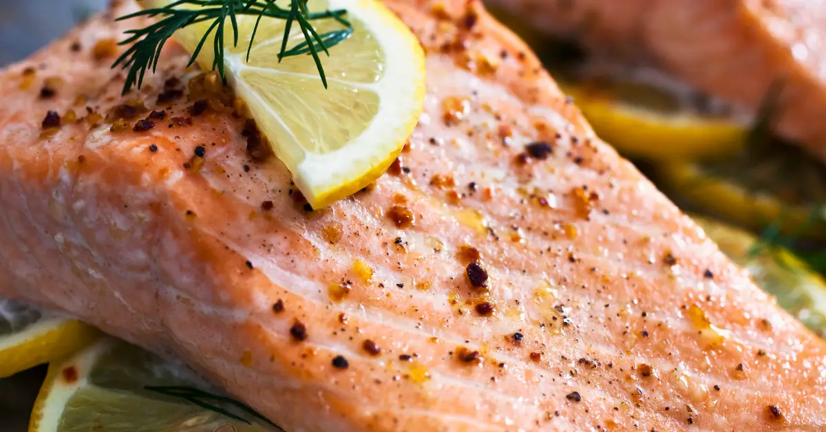 Laitan lohen uuniin ja kaadan sen päälle herkullista kastiketta. Lounas on valmis muutamassa minuutissa.