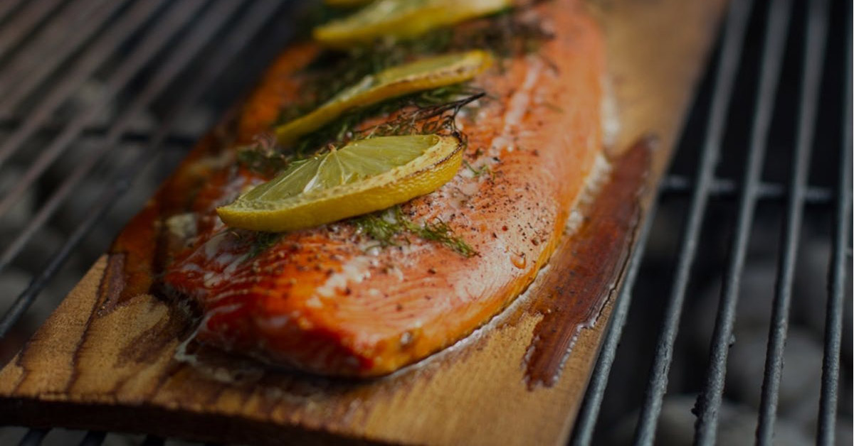 Laitan lohen uuniin ja kaadan sen päälle herkullista kastiketta. Lounas on valmis muutamassa minuutissa.