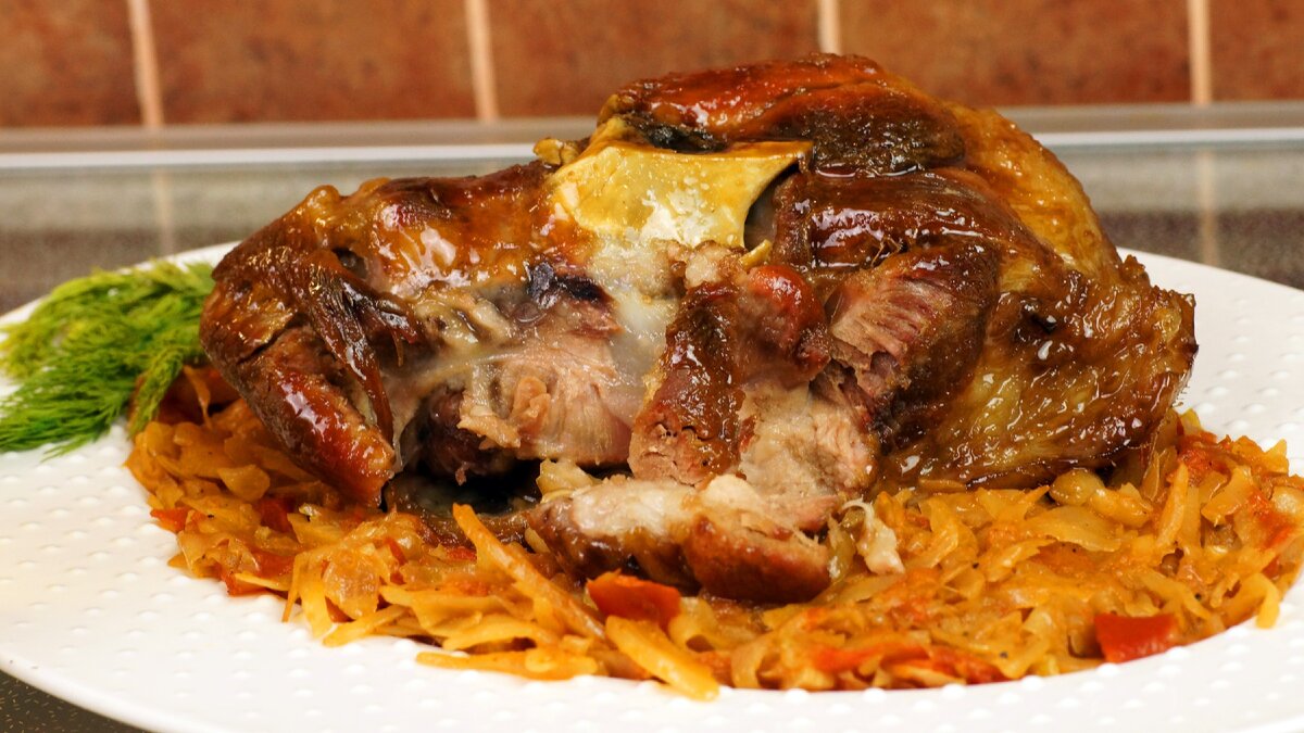 Siankaula, paistettu hapankaalissa – lämmittävä syksyinen illallinen