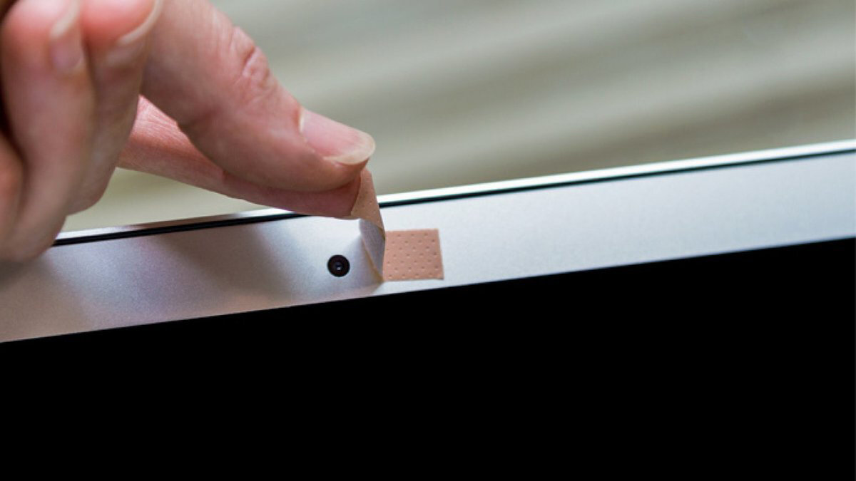 Siksi yhä useammat ihmiset alkavat peittää matkapuhelimensa kamerat teipillä.