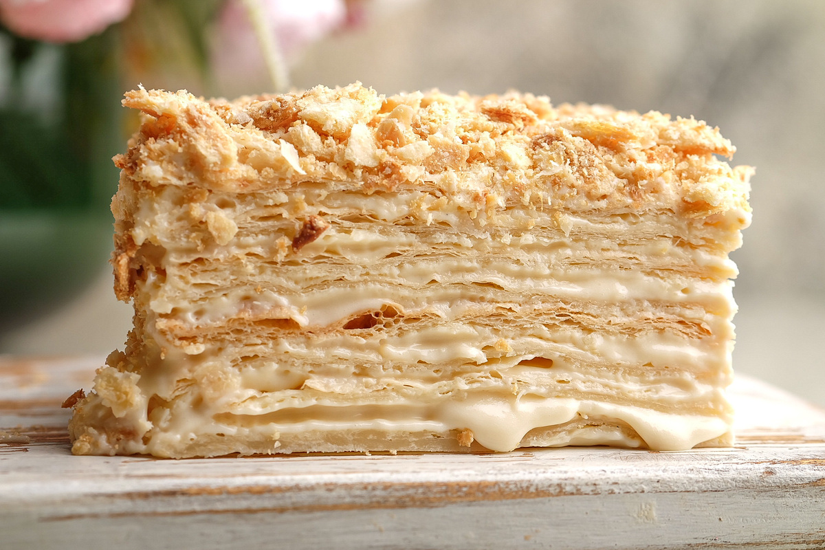 Kevyt kakku sunnuntaiksi. Vaniljakastike kerrosten välissä.