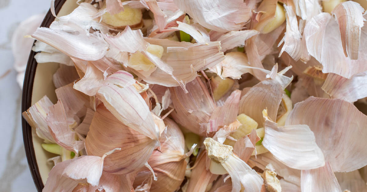 Valkosipulin kuoren ja valkoviinietikan sekoittaminen: miksi se on suositeltavaa ja mitä hyötyä siitä on