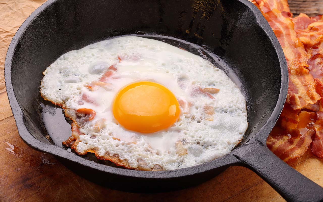 Kuinka päästä eroon paistetun ruoan hajusta kotona: ravintoloiden vinkit, jotka todella toimivat