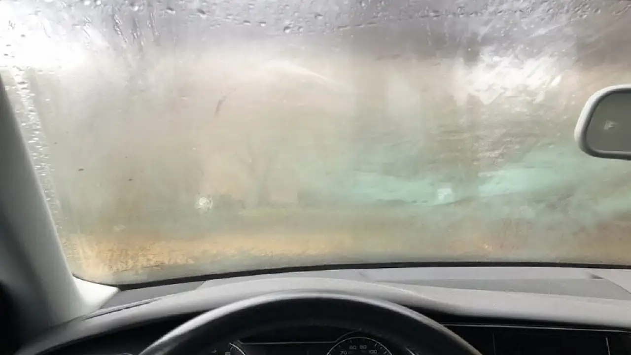 Näin pääset eroon tuulilasin huurtumisesta lopullisesti! Näytämme sinulle, miten se tehdään.