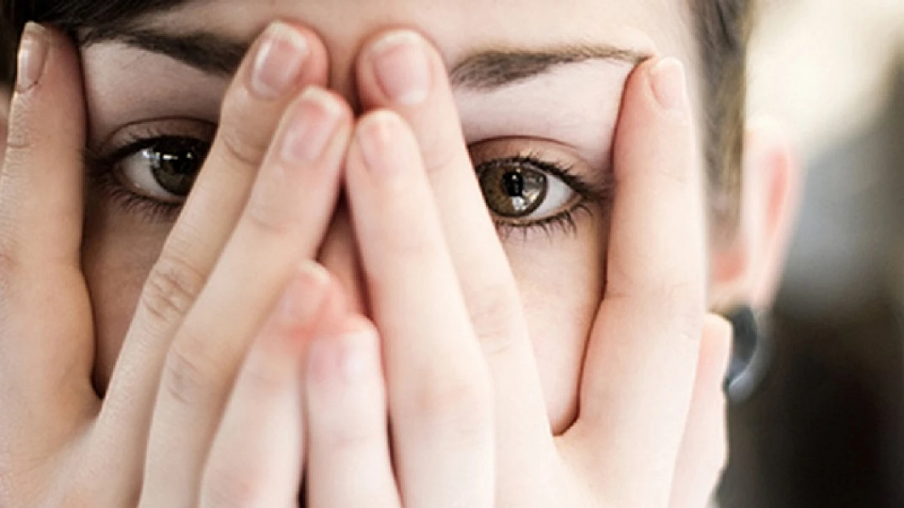 Onko ujouden salaisuus aivoissa? Tiede on paljastanut sosiaalisen ujouden ”piilokoodin”.