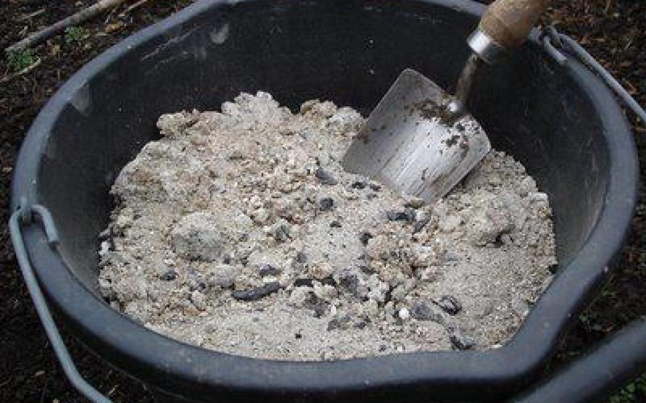 Onko tuhka vain lannoitetta? Muinainen käyttö, jonka nyt jopa kokeneet puutarhurit ovat löytäneet uudelleen.