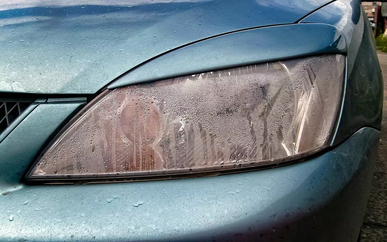 Valkoinen etikka auton ajovalojen puhdistukseen: kuinka käyttää tätä tehokasta luonnollista puhdistusainetta