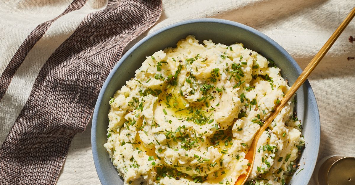 Resepti täydelliseen perunamuusiin ja 5 vaihtoehtoa, jotka nostavat sen uudelle tasolle: uunissa paistettu, munalla, ”pilvimäisellä” tekstuurilla ja muita vaihtoehtoja