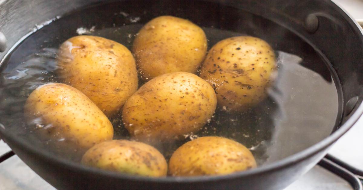 Laita se kattilaan, jossa on vettä. Perunat kypsyvät paljon nopeammin.