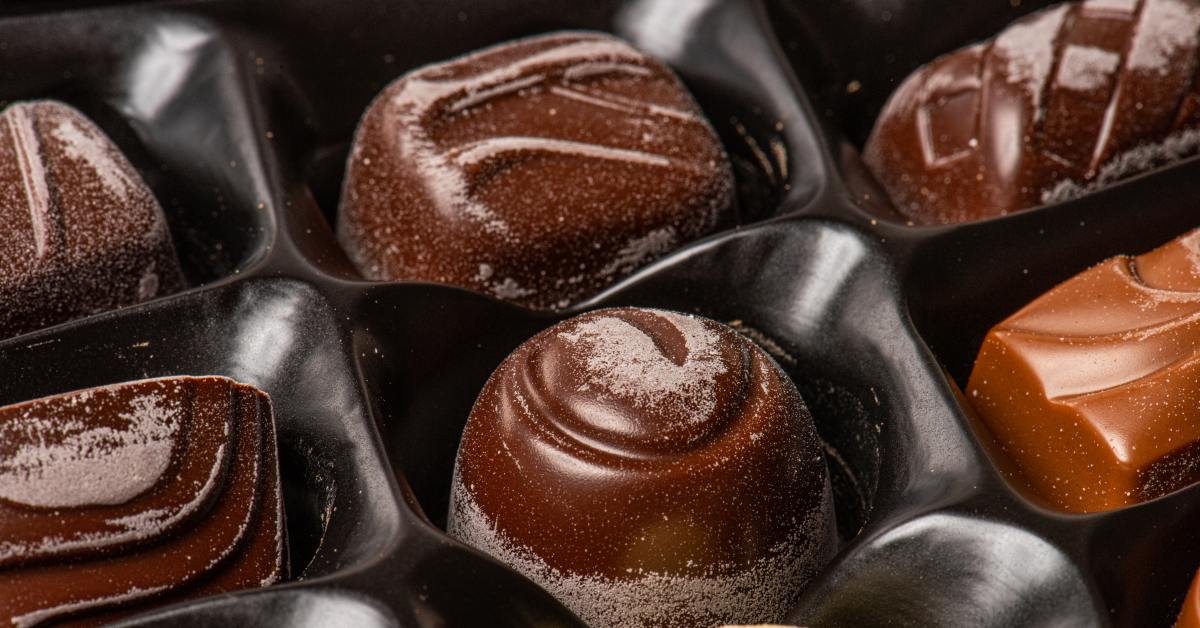 Miksi suklaa valkaisee ja voiko sitä syödä: asiantuntija kertoi kaikki yksityiskohdat