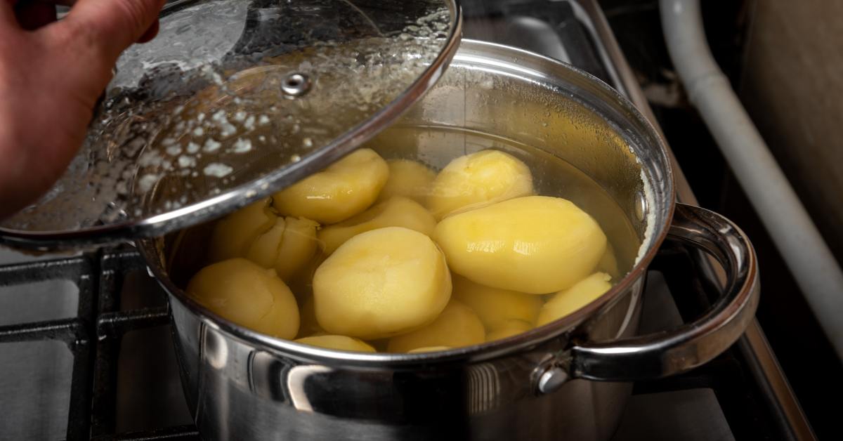 Laita se kattilaan, jossa on vettä. Perunat kypsyvät paljon nopeammin.