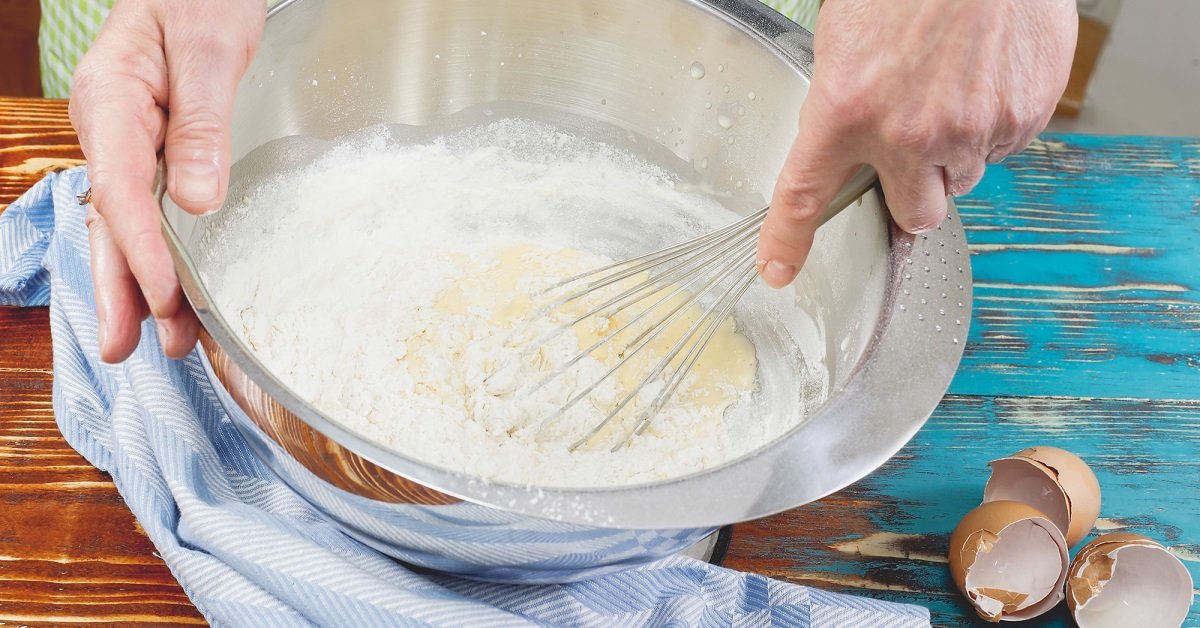 Ei mikseria, ei hälinää: 7 vinkkiä, jotka säästävät tilaa keittiössäsi täydellisten kakkujen leipomiseen