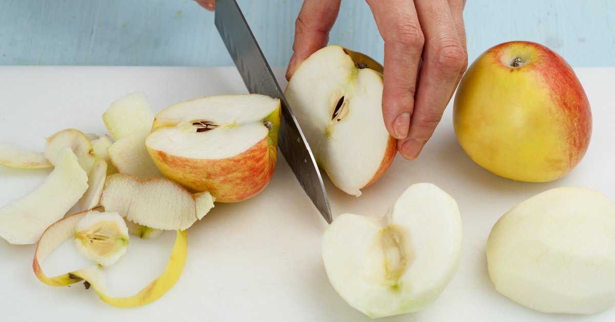 Kotitalouden emäntä kertoo, kuinka omenat pysyvät tuoreina useita viikkoja leikkaamisen jälkeen eikä ne tummu.