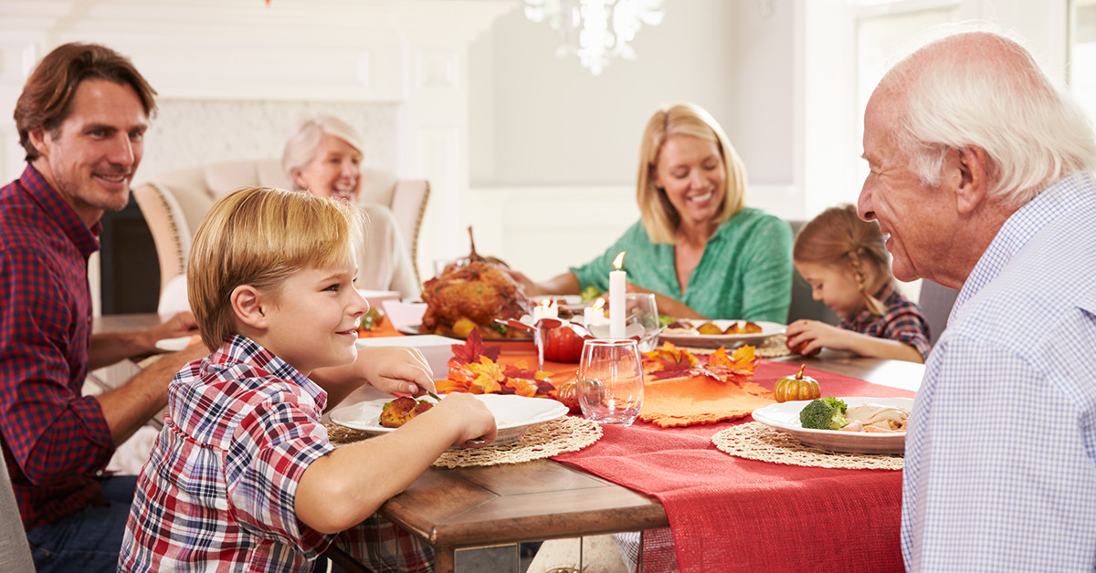 Isoäiti kertoo, kuinka hän noudattaa perinteitä ja ilahduttaa perhettään leivonnalla.