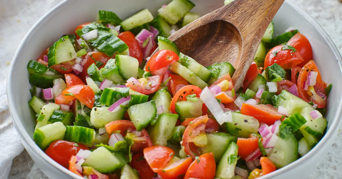 Valmistin tämän suomalaisen salaatin purjoista sunnuntai-illalliseksi. Se on rapea, makea ja mausteinen, ja sen valmistaminen vie vain 10 minuuttia.