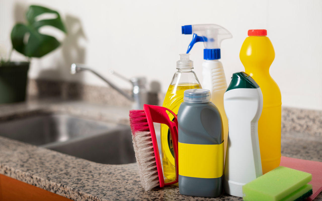 Ei valkaisuaineita, ei pesuaineita: kuinka poistaa rasva keittiöstä vaivattomasti ja ilman ylimääräisiä kustannuksia