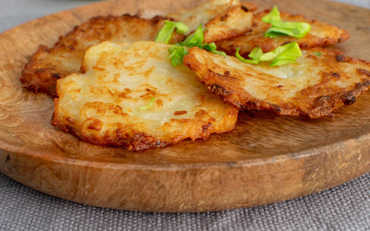 Tätini lisää 1 teelusikallisen perunapannukakkuihin. Ne tulevat 100 kertaa rapeammiksi ja kuohkeammiksi.