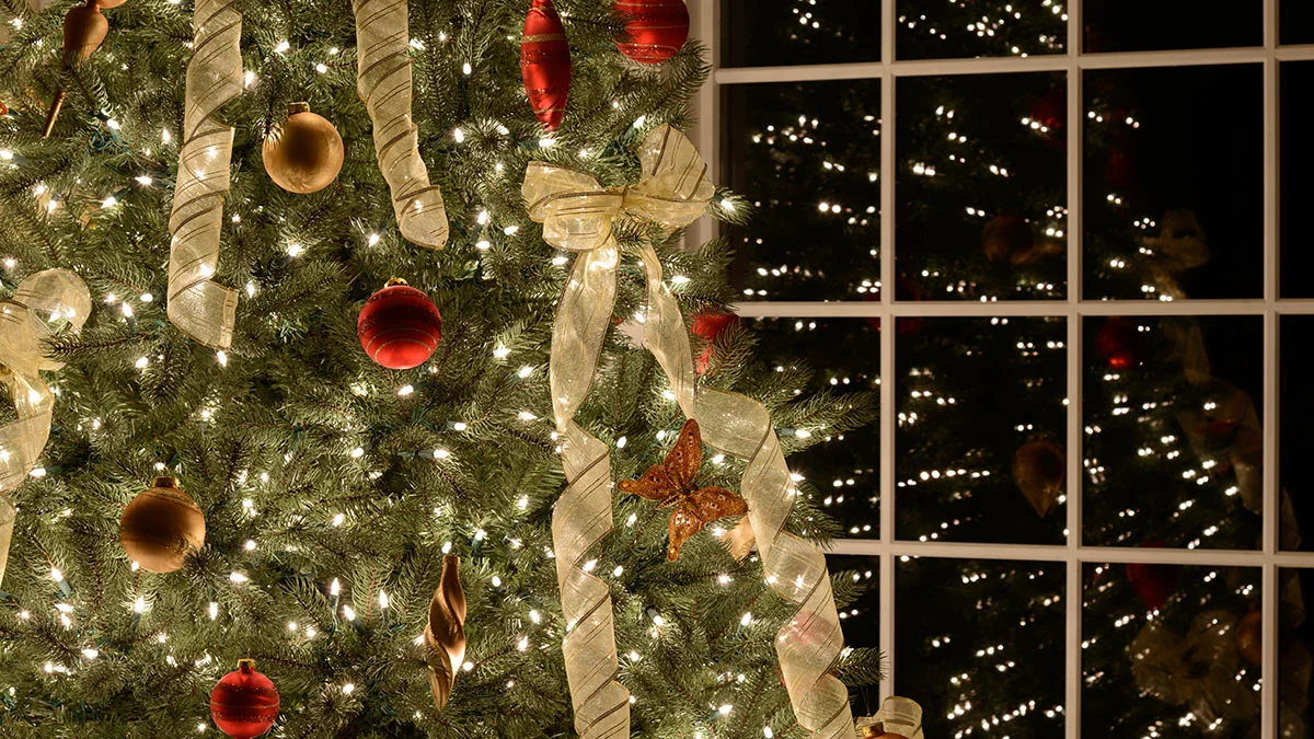 Hyvästi, perinteinen tähti: tyylikkäin trendi joulukuusen koristelussa vuonna 2025