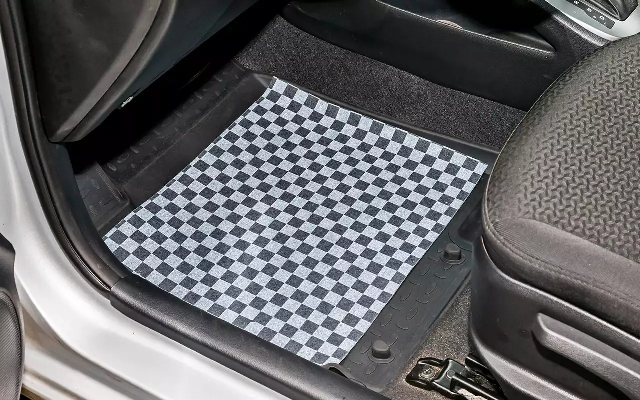 Etikan suihkuttaminen auton mattoihin: miksi se on tarpeen ja miksi sitä suositellaan