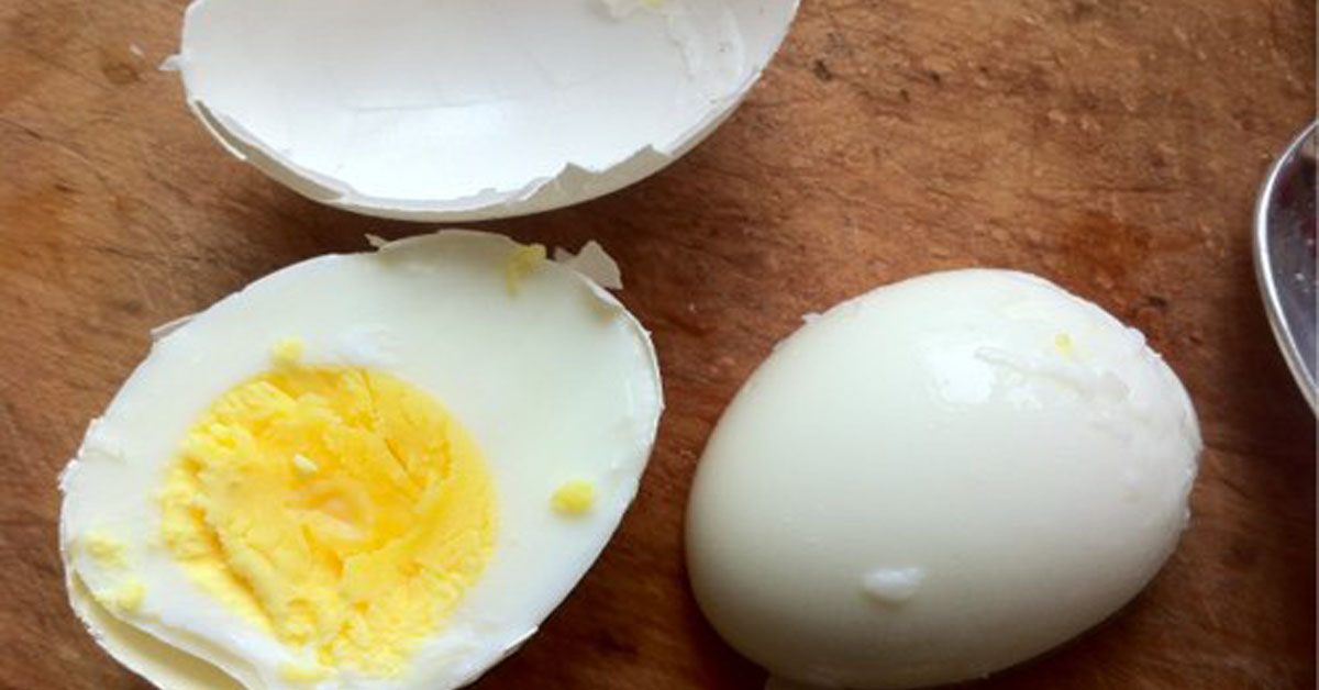 Kuinka keittää munat niin, että kuori irtoaa helposti: isoäidin keino helpottaa kuorimista