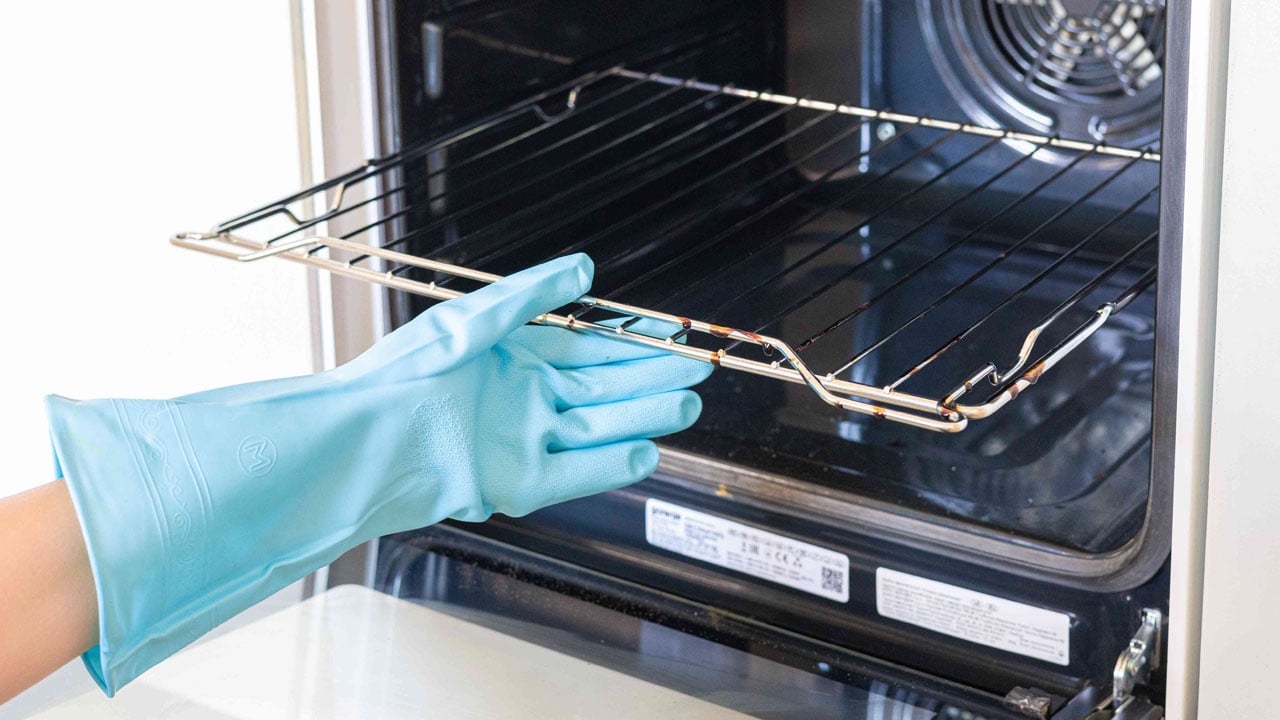Tällä tavalla kiillotan vain uuniin tarttuneet ruoantähteet ja rasvaiset palat. Jopa ritilä näyttää uudelta.