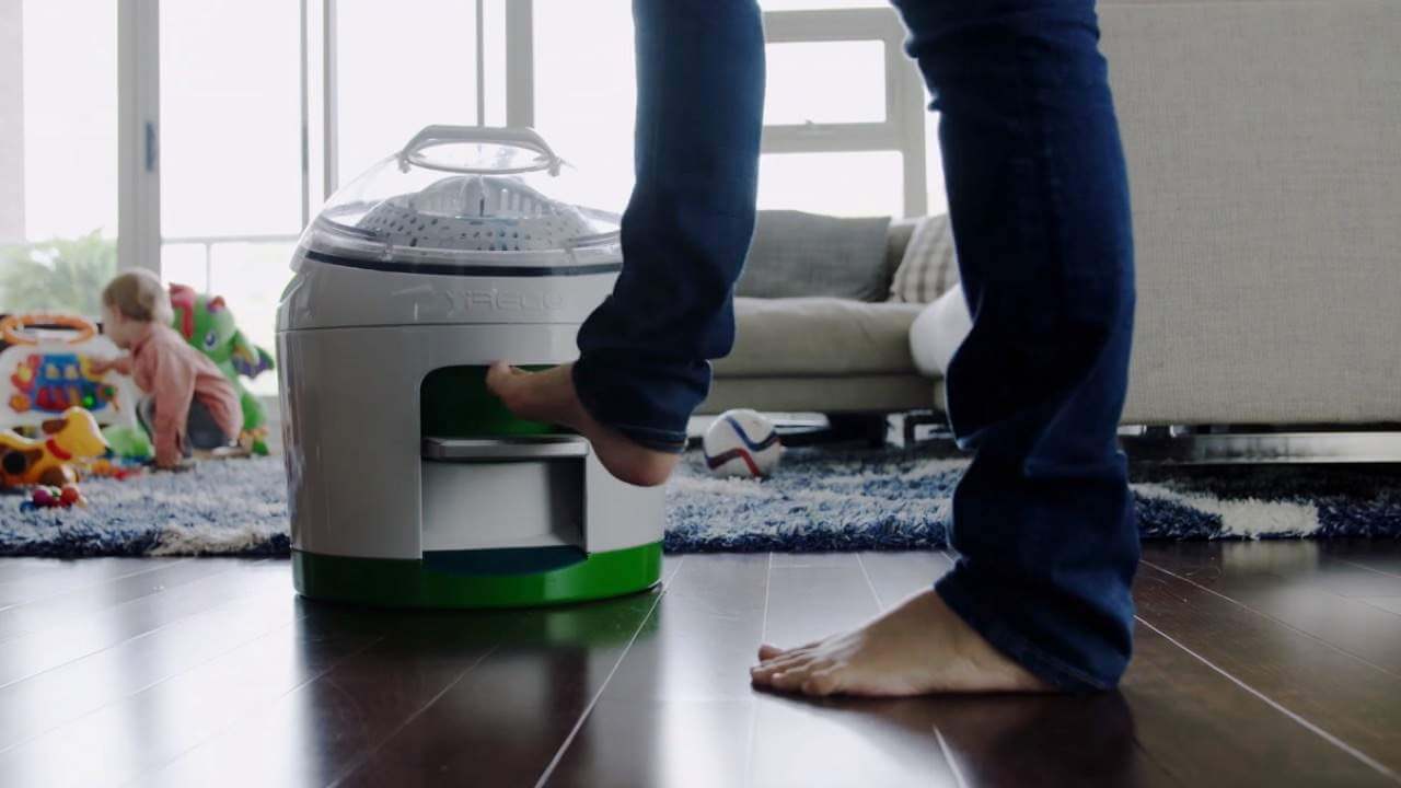 Suomalainen insinööri on kehittänyt kannettavan käsinpesukoneen, joka vähentää vedenkulutusta jopa 50 % asuinalueilla, joilla ei ole sähköä.