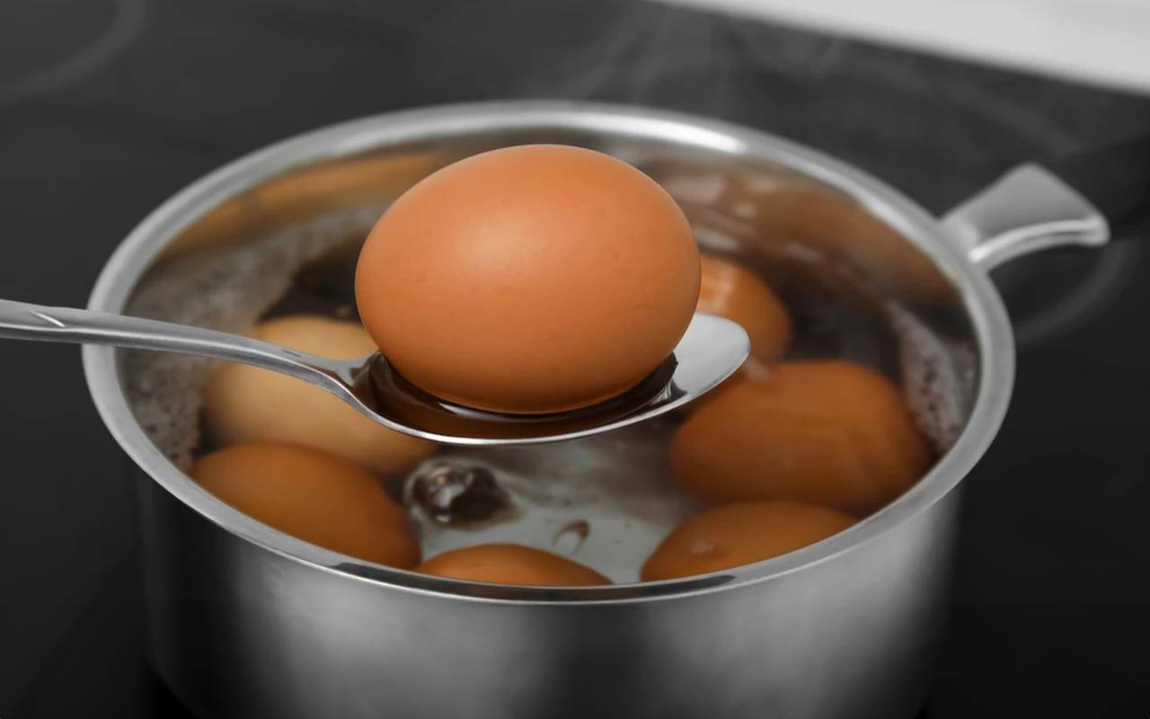 Kuinka keittää ja kuoria munat täydellisesti? Yksinkertaisia vinkkejä.