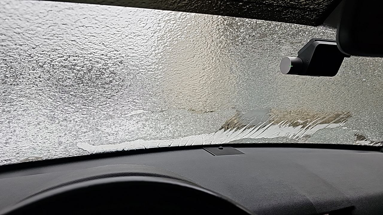 Näin pääset eroon tuulilasin huurtumisesta lopullisesti! Näytämme sinulle, miten se tehdään.