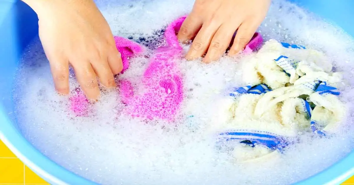 Miksi pyyhkeiden pesu lämpimässä vedessä on virhe, ja mikä on ihanteellinen lämpötila?