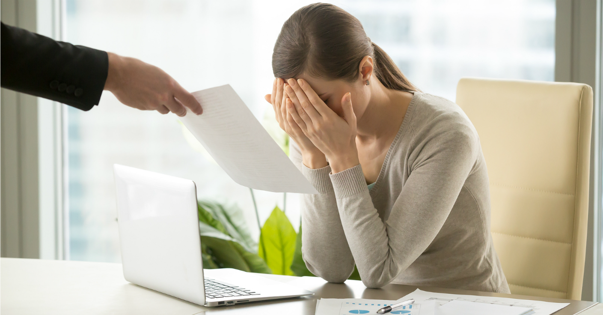 Sosiaaliturva-alan suurten irtisanomisten seurauksena monet työntekijät ovat joutuneet sairauslomalle. Jotkut vaativat johtaja Salli Leskisen eroa.