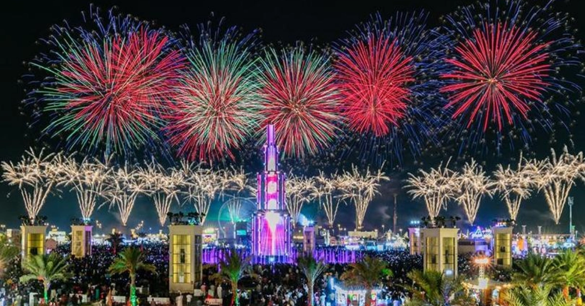Uudenvuoden ilotulitus Arabiemiirikunnissa: Al-Wasba valaisee taivaan 62 minuutin show'lla.