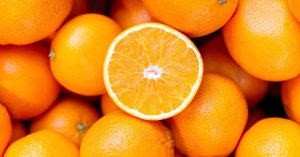 Piter Diamandis, pitkäikäisyyden asiantuntija: ”Jos pidät appelsiineista, syö ne kokonaisina, älä mehuna. Fruktoosi, etenkin nestemäisessä muodossa, voi nostaa virtsahapon pitoisuutta, verenpainetta ja ruokahalua.”