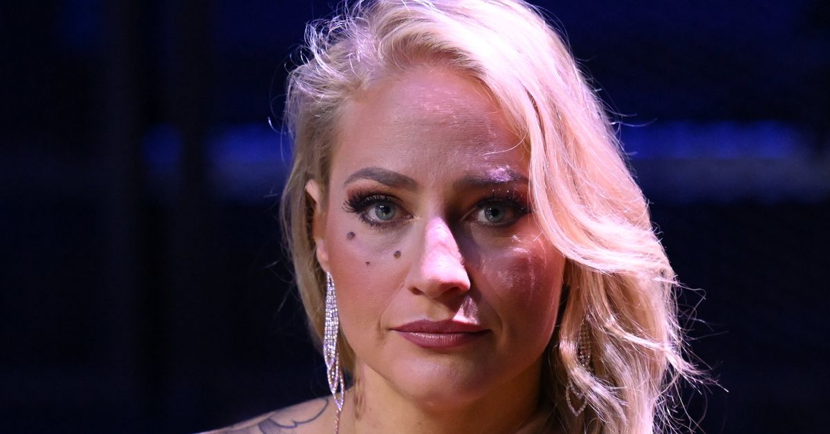 Nyrkkeilijän ”valtavat rinnat” esillä mainoksessa.