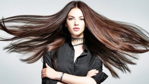 Sipulin ja aloe veran sekoittaminen hiuksiin: miksi se on suositeltavaa ja mihin se on hyödyllistä.