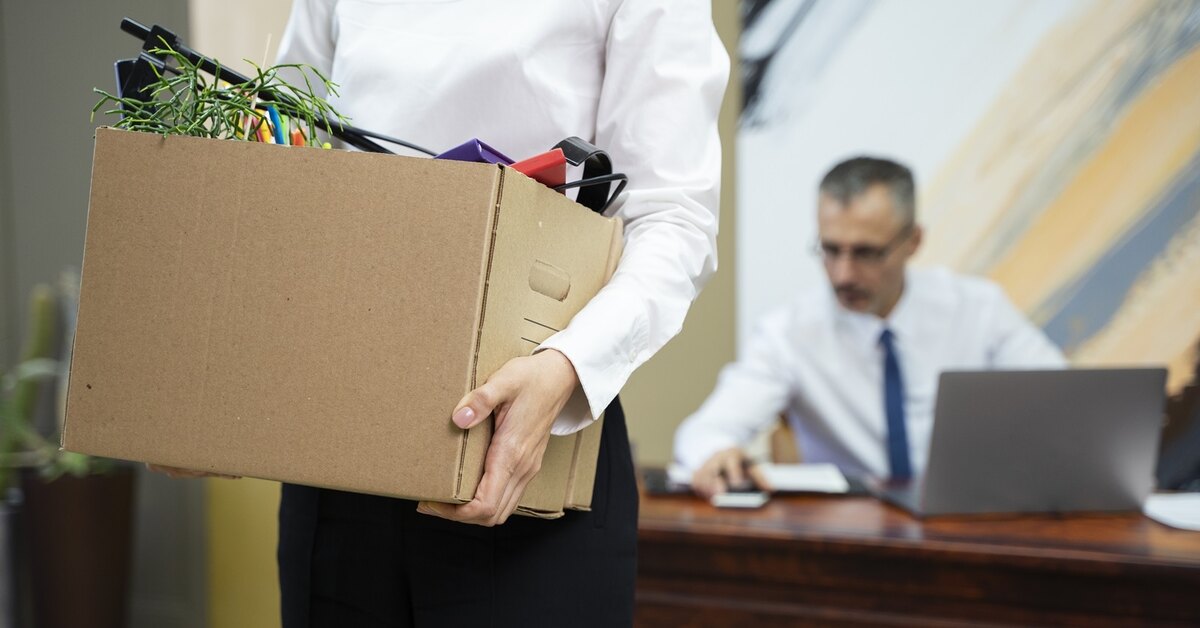 Sosiaaliturva-alan suurten irtisanomisten seurauksena monet työntekijät ovat joutuneet sairauslomalle. Jotkut vaativat johtaja Salli Leskisen eroa.