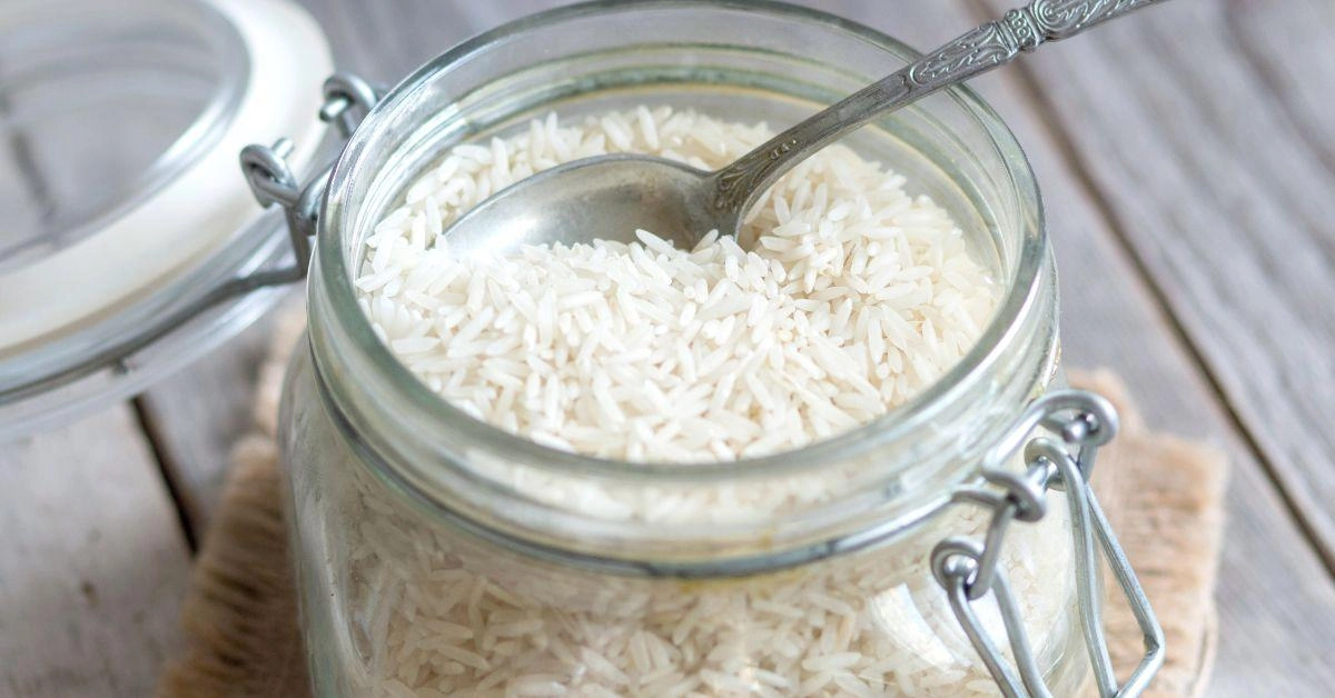 Kaada se purkkiin ja aseta kylpyhuoneeseen. Tuoksu on kestävä, ja se imee hyvin kosteutta.