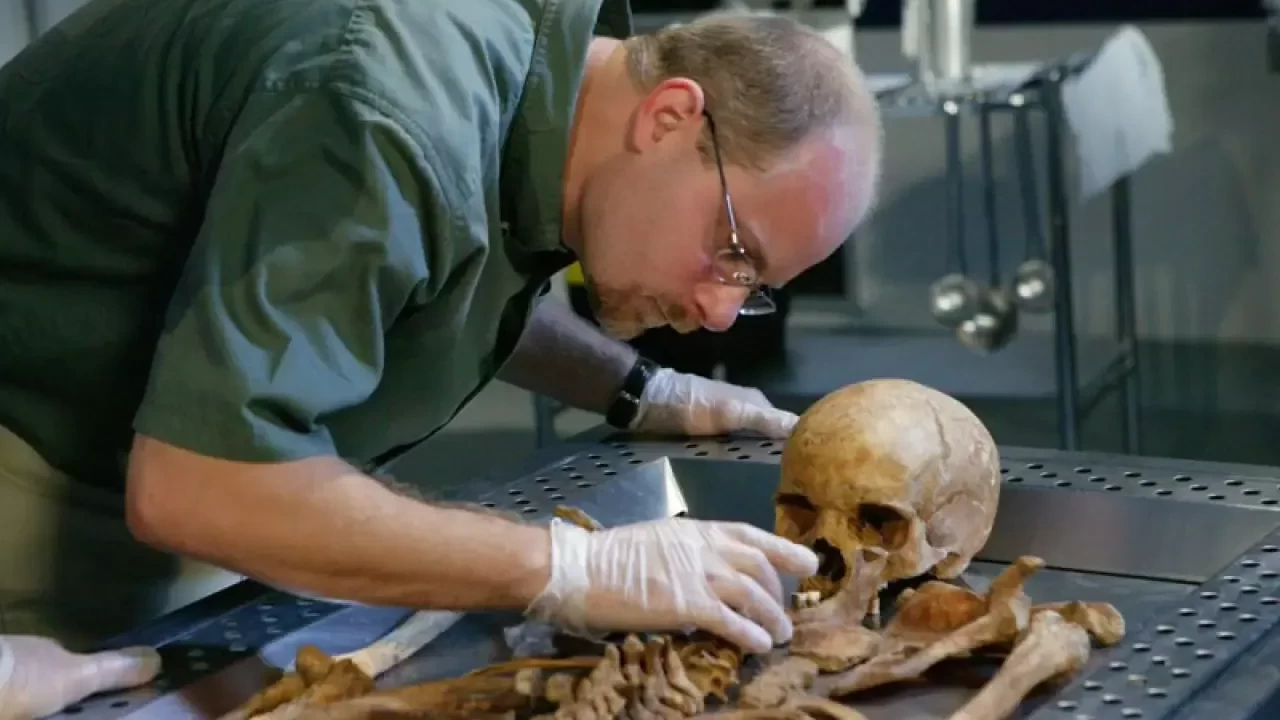 Lähes 35 vuotta sitten kuivatetusta suosta löydetyt luurangon jäännökset on tunnistettu vuonna 1976 kadonneeksi ihmiseksi.