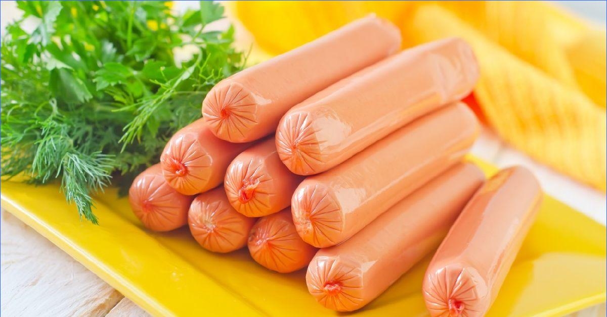 Milloin makkarat tulisi laittaa veteen? Ruokakriitikko huomautti yleisestä virheestä.